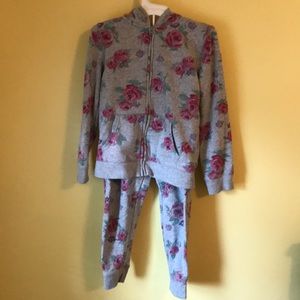 OshKosh B’gosh girls sweatsuit🌸